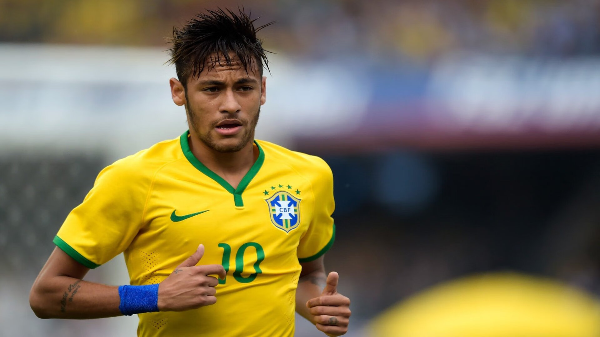 爱游戏体育（AYX）官方APP下载-某队在大赛中扬眉吐气，赢得赞誉与掌声，比赛进行中,某队员在场区外