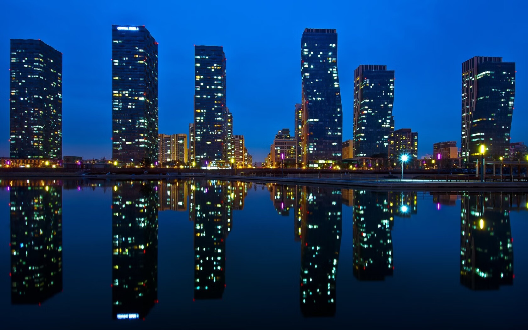 李冰洁泳池对决 展现中国选手韧性,李冰洁泳装